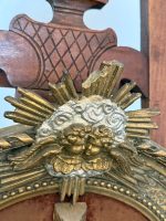 Krucifikss zeltītā rāmī ar eņģeļu galvām — Neogotikas stilā (Antique Crucifix Framed Velvet Cherubs in Neo-Gothic Style) (7019) - Image 6