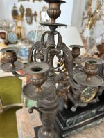 Grezns antīks pils pulksteņa komplekts ar diviem svečturiem — historisma stilā - antique french mantel clock set bronze garniture candelabras marble (4820) - Image 10