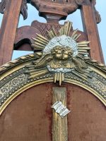 Krucifikss zeltītā rāmī ar eņģeļu galvām — Neogotikas stilā (Antique Crucifix Framed Velvet Cherubs in Neo-Gothic Style) (7019) - Image 5