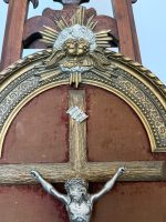 Krucifikss zeltītā rāmī ar eņģeļu galvām — Neogotikas stilā (Antique Crucifix Framed Velvet Cherubs in Neo-Gothic Style) (7019) - Image 4