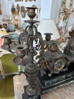 Grezns antīks pils pulksteņa komplekts ar diviem svečturiem — historisma stilā - antique french mantel clock set bronze garniture candelabras marble (4820) - Image 6