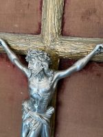 Krucifikss zeltītā rāmī ar eņģeļu galvām — Neogotikas stilā (Antique Crucifix Framed Velvet Cherubs in Neo-Gothic Style) (7019) - Image 12