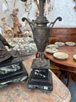Grezns antīks pils pulksteņa komplekts ar diviem svečturiem — historisma stilā - antique french mantel clock set bronze garniture candelabras marble (4820) - Image 7