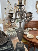 Grezns antīks pils pulksteņa komplekts ar diviem svečturiem — historisma stilā - antique french mantel clock set bronze garniture candelabras marble (4820) - Image 8