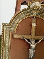 Krucifikss zeltītā rāmī ar eņģeļu galvām — Neogotikas stilā (Antique Crucifix Framed Velvet Cherubs in Neo-Gothic Style) (7019) - Image 2