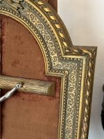 Krucifikss zeltītā rāmī ar eņģeļu galvām — Neogotikas stilā (Antique Crucifix Framed Velvet Cherubs in Neo-Gothic Style) (7019) - Image 8