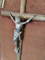 Krucifikss zeltītā rāmī ar eņģeļu galvām — Neogotikas stilā (Antique Crucifix Framed Velvet Cherubs in Neo-Gothic Style) (7019) - Image 10