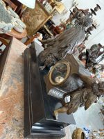 Grezns antīks pils pulksteņa komplekts ar diviem svečturiem — historisma stilā - antique french mantel clock set bronze garniture candelabras marble (4820) - Image 17