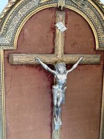 Krucifikss zeltītā rāmī ar eņģeļu galvām — Neogotikas stilā (Antique Crucifix Framed Velvet Cherubs in Neo-Gothic Style) (7019) - Image 7