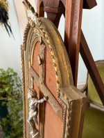 Krucifikss zeltītā rāmī ar eņģeļu galvām — Neogotikas stilā (Antique Crucifix Framed Velvet Cherubs in Neo-Gothic Style) (7019) - Image 17