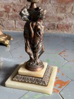 Kleiner Tisch mit Frauenfiguren und Steinplatte (5500) – Bild 6