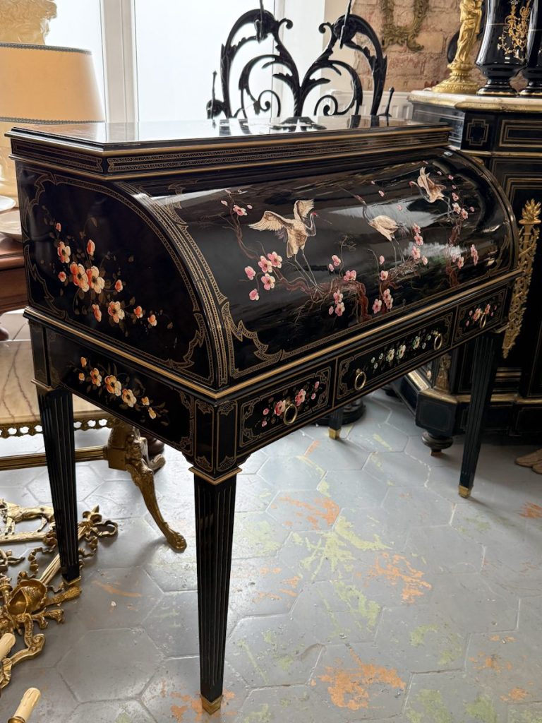 Antik rullesekretær i japansk lak med traner og sakura - Chinoiserie /