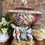 Liela Izmēra Porcelāna "Capodimonte" Vāze, Trauks, Figūra ar Vāku un Enģeļiem (3143)