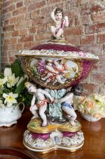 Liela Izmēra Porcelāna "Capodimonte" Vāze, Trauks, Figūra ar Vāku un Enģeļiem (3143)