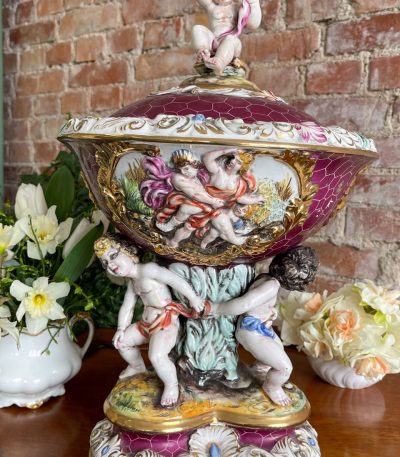 Stor Capodimonte porcelænsvase med låg og englefigurer