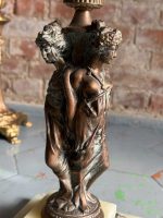 Kleiner Tisch mit Frauenfiguren und Steinplatte (5500) – Bild 8