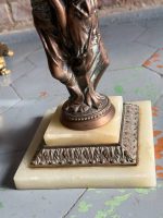 Kleiner Tisch mit Frauenfiguren und Steinplatte (5500) – Bild 13