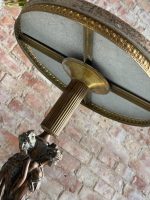 Kleiner Tisch mit Frauenfiguren und Steinplatte (5500) – Bild 14