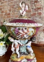 Liela Izmēra Porcelāna "Capodimonte" Vāze, Trauks, Figūra ar Vāku un Enģeļiem (3143) - Image 3