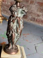 Kleiner Tisch mit Frauenfiguren und Steinplatte (5500) – Bild 10