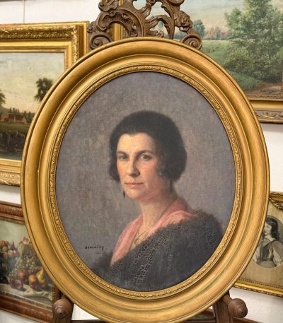 Sievietes portrets ovālā zelta rāmī — Demailly, Francija