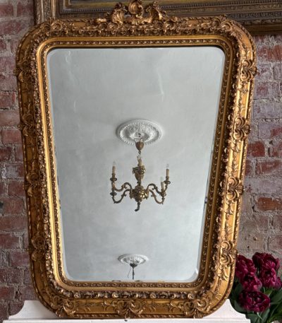 Antikt guld spejl i nyrokoko-stil med udskåret ramme