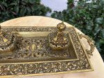 Ekskluzīvs liela izmēra antīks misiņa parādes galda komplekts — tintnīca (antique brass inkstand) (4410) - Image 8