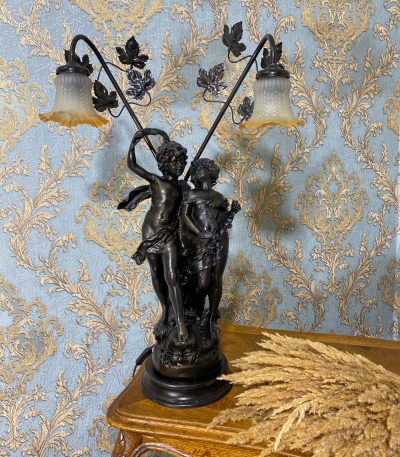 Stor, meget tung bordlampe med figurer og 2 pærer (410)