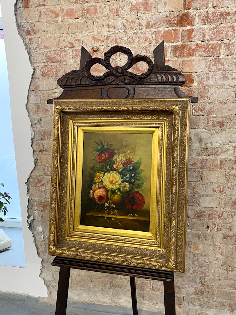 Glezna ar ziediem un biezu zelta krāsas rāmi, vidēji maza izmēra (691) - Image 1