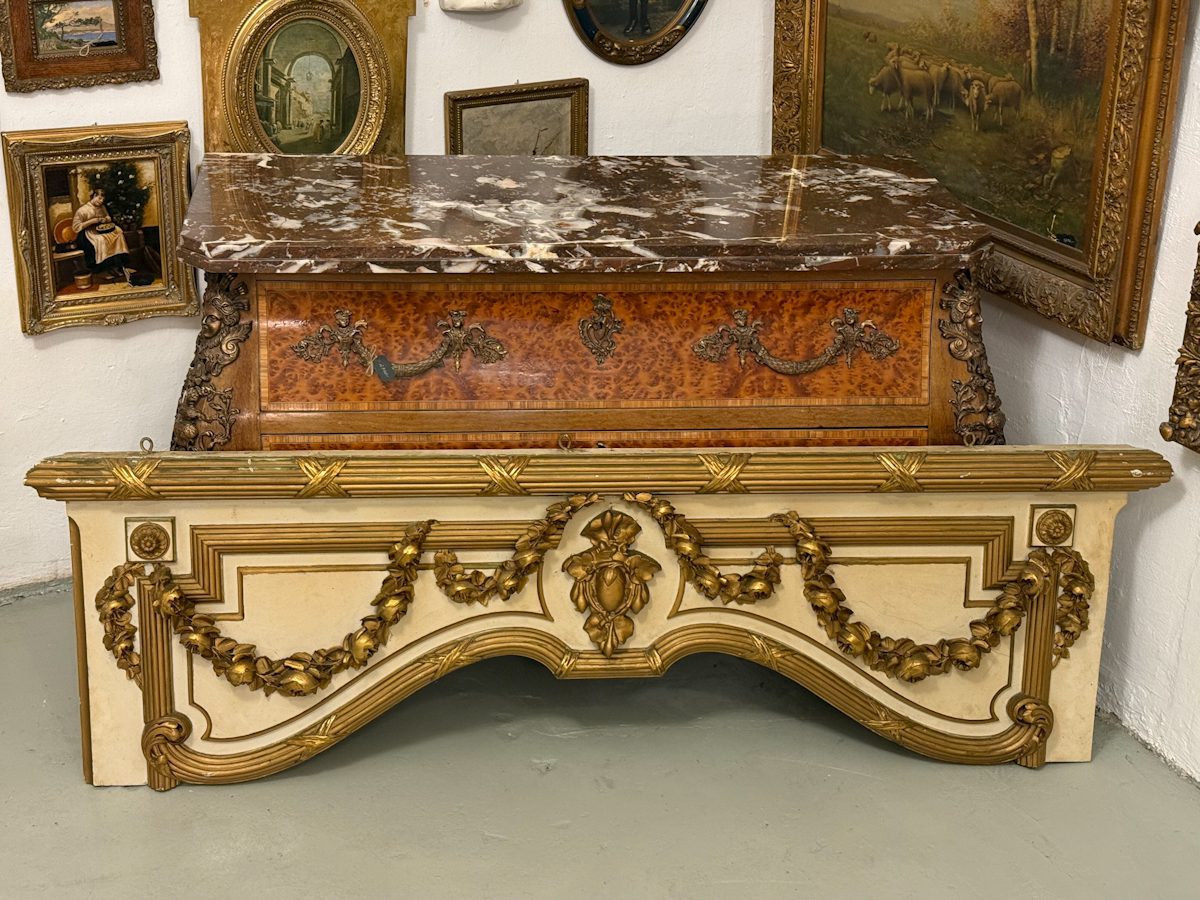 Dekoratives Wandfronton mit Rosengirlanden — Louis-XVI-Stil, Frankreich, um 1880–1900 (6331) – Bild 1