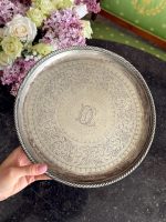 Antīka apsudrabota paplāte uz kājiņām ar gravējumu — Viktorijas laikmeta stils (antique silver plated salver tray) (6612) - Image 7