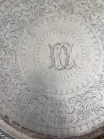 Antīka apsudrabota paplāte uz kājiņām ar gravējumu — Viktorijas laikmeta stils (antique silver plated salver tray) (6612) - Image 8