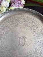 Antīka apsudrabota paplāte uz kājiņām ar gravējumu — Viktorijas laikmeta stils (antique silver plated salver tray) (6612) - Image 10