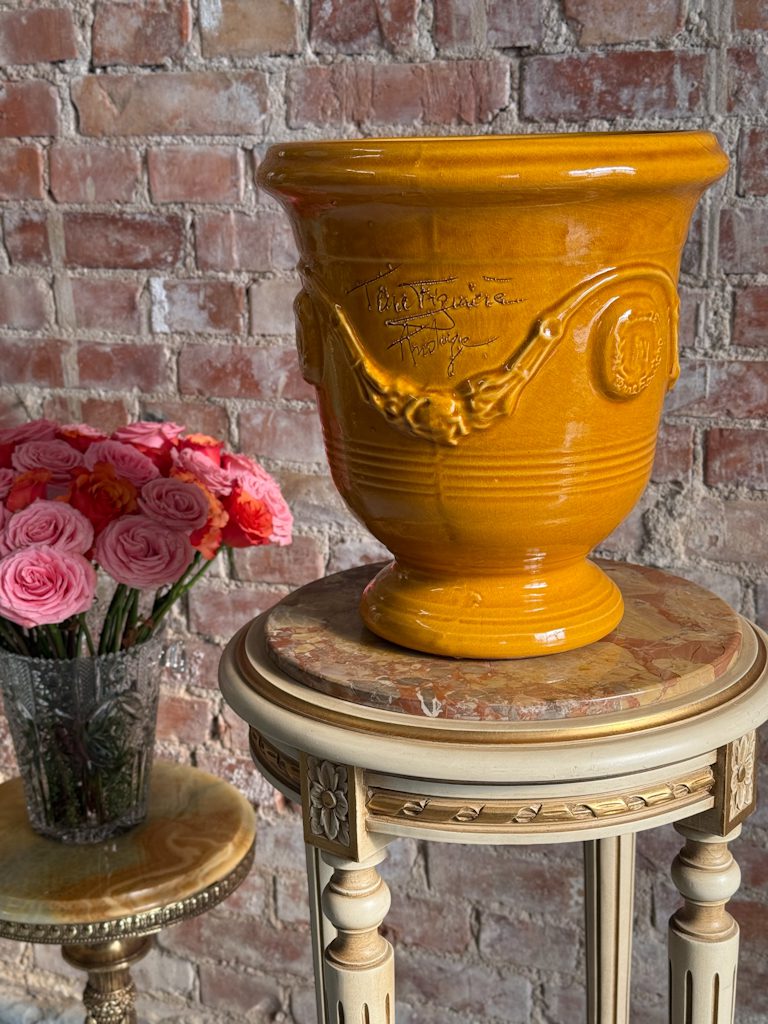 Anduze Urna Dzintara Dzeltenā Glazūrā — Tradicionālā Francijas Dienvidu Keramika, Terre Figuière Anduze Manufaktūra, Francija, 20. gs., Franču Keramikas Puķpods ar Parakstu, Dzeltenā Krāsā, Vidēja Izmēra, Smags (5464) - Image 1