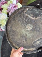Antīka apsudrabota paplāte uz kājiņām ar gravējumu — Viktorijas laikmeta stils (antique silver plated salver tray) (6612) - Image 12