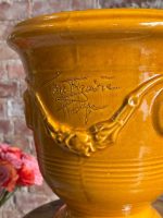 Anduze Urna Dzintara Dzeltenā Glazūrā — Tradicionālā Francijas Dienvidu Keramika, Terre Figuière Anduze Manufaktūra, Francija, 20. gs., Franču Keramikas Puķpods ar Parakstu, Dzeltenā Krāsā, Vidēja Izmēra, Smags (5464) - Image 5