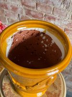 Anduze Urna Dzintara Dzeltenā Glazūrā — Tradicionālā Francijas Dienvidu Keramika, Terre Figuière Anduze Manufaktūra, Francija, 20. gs., Franču Keramikas Puķpods ar Parakstu, Dzeltenā Krāsā, Vidēja Izmēra, Smags (5464) - Image 10