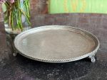 Antīka apsudrabota paplāte uz kājiņām ar gravējumu — Viktorijas laikmeta stils (antique silver plated salver tray) (6612) - Image 4