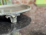 Antīka apsudrabota paplāte uz kājiņām ar gravējumu — Viktorijas laikmeta stils (antique silver plated salver tray) (6612) - Image 5