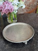Antīka apsudrabota paplāte uz kājiņām ar gravējumu — Viktorijas laikmeta stils (antique silver plated salver tray) (6612) - Image 2