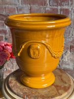 Anduze Urna Dzintara Dzeltenā Glazūrā — Tradicionālā Francijas Dienvidu Keramika, Terre Figuière Anduze Manufaktūra, Francija, 20. gs., Franču Keramikas Puķpods ar Parakstu, Dzeltenā Krāsā, Vidēja Izmēra, Smags (5464) - Image 7