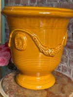 Anduze Urna Dzintara Dzeltenā Glazūrā — Tradicionālā Francijas Dienvidu Keramika, Terre Figuière Anduze Manufaktūra, Francija, 20. gs., Franču Keramikas Puķpods ar Parakstu, Dzeltenā Krāsā, Vidēja Izmēra, Smags (5464) - Image 9