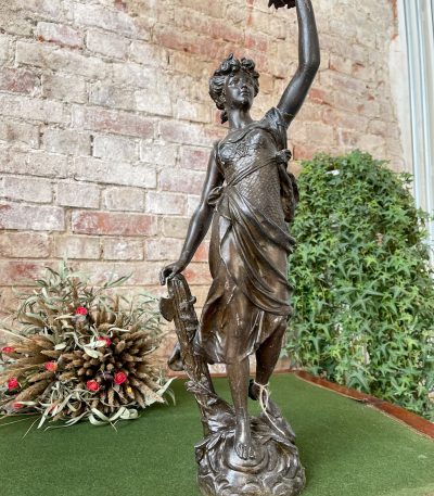 Stor kvindefigur (1078)