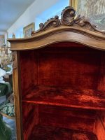 Koka vitrīna ar sarkanu samta iekšpusi (Wooden vitrine with red velvet interior and Rococo carvings) (4462) - Bild 16