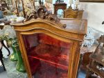 Koka vitrīna ar sarkanu samta iekšpusi (Wooden vitrine with red velvet interior and Rococo carvings) (4462) - Bild 15