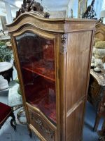 Koka vitrīna ar sarkanu samta iekšpusi (Wooden vitrine with red velvet interior and Rococo carvings) (4462) - Bild 13