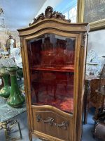 Koka vitrīna ar sarkanu samta iekšpusi (Wooden vitrine with red velvet interior and Rococo carvings) (4462) - Bild 7
