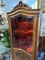 Koka vitrīna ar sarkanu samta iekšpusi (Wooden vitrine with red velvet interior and Rococo carvings) (4462) - Bild 12
