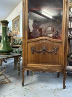 Koka vitrīna ar sarkanu samta iekšpusi (Wooden vitrine with red velvet interior and Rococo carvings) (4462) - Bild 9