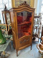 Koka vitrīna ar sarkanu samta iekšpusi (Wooden vitrine with red velvet interior and Rococo carvings) (4462) - Bild 6